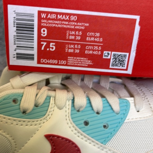 Nike Air Max 90
Women's Shoes - Picture 16 of 16